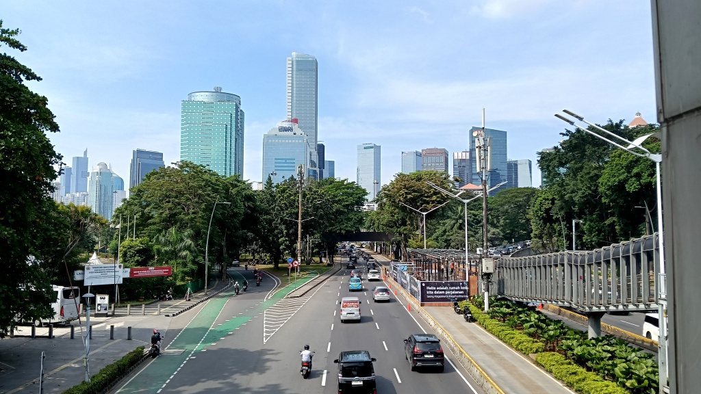 Aktivitas Jakarta kembali Normal Sejumlah kendaraan melintas di Jalan Jenderal Sudirman, Jakarta, Rabu (3/9/2025). (Beritanasional.com/Oke Atmaja)