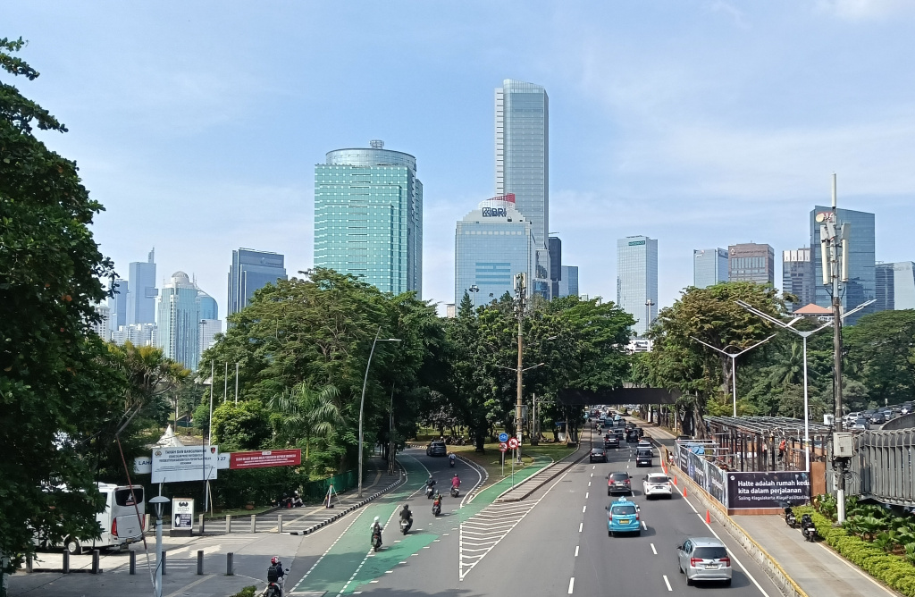Aktivitas Jakarta kembali Normal Sejumlah kendaraan melintas di Jalan Jenderal Sudirman, Jakarta, Rabu (3/9/2025). (Beritanasional.com/Oke Atmaja)