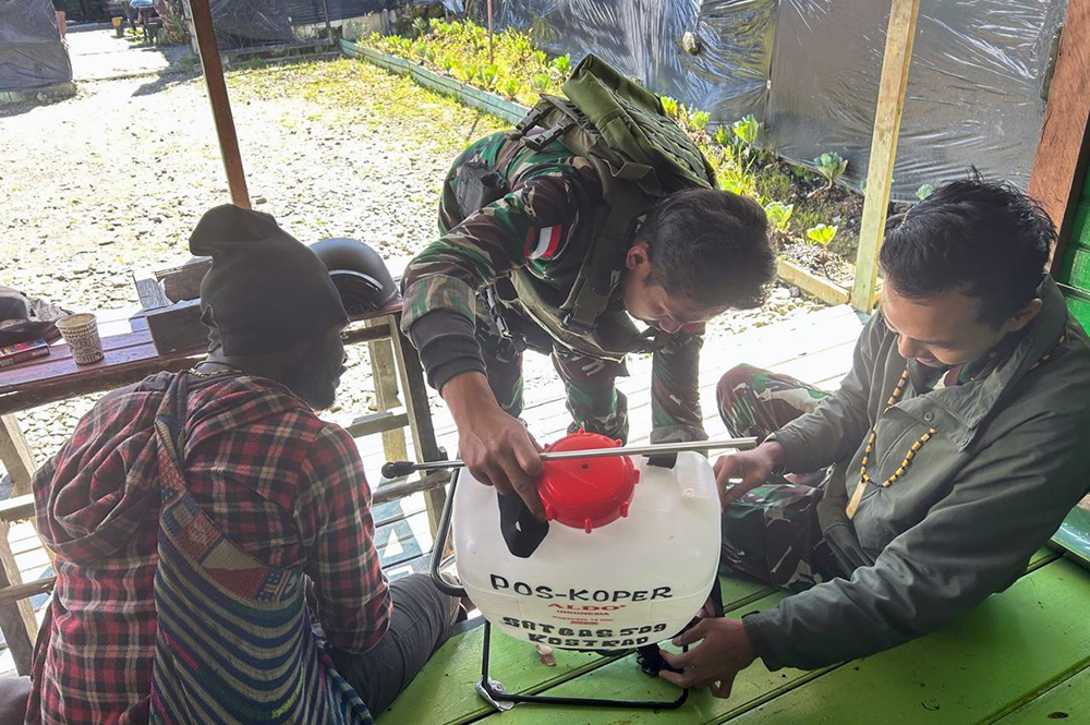 Satgas Yonif Raider 509/Balawara Yudha Kostrad memberikan bantuan alat semprot pertanian untuk warga Balamai. (BeritaNasional/HO TNI/Elvis Sendouw)