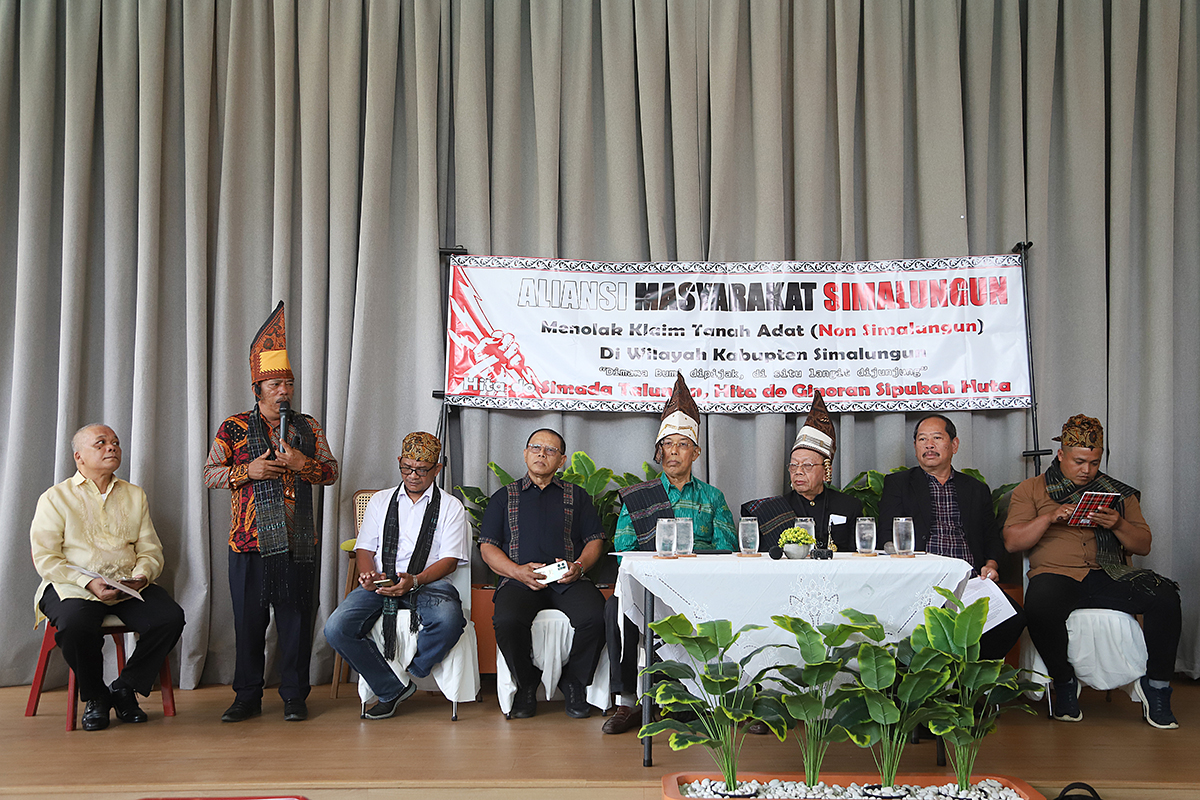 Aliansi Masyarakat Simalungun terdiri dari perkumpulan para Tokoh Adat dan Budaya serta Tokoh Masyarakat Simalungun dari berbagai lintas daerah dan provinsi  nyatakan sikap tolak klaim tanah adat non Simalungun. (BeritaNasional/Elvis Sendouw)