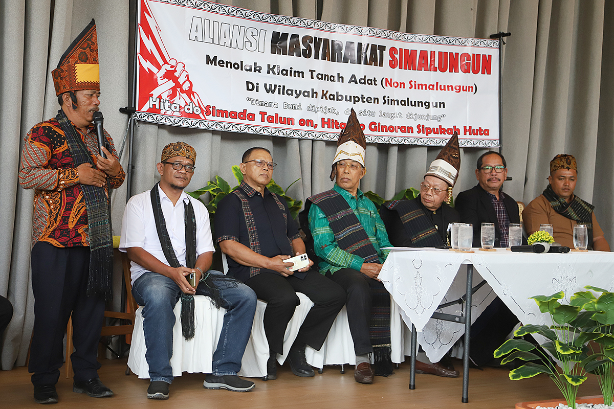 Aliansi Masyarakat Simalungun terdiri dari perkumpulan para Tokoh Adat dan Budaya serta Tokoh Masyarakat Simalungun dari berbagai lintas daerah dan provinsi  nyatakan sikap tolak klaim tanah adat non Simalungun. (BeritaNasional/Elvis Sendouw)