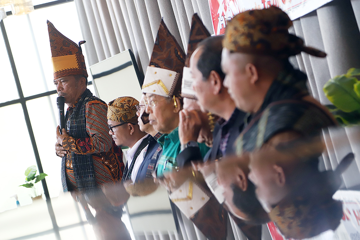 Aliansi Masyarakat Simalungun terdiri dari perkumpulan para Tokoh Adat dan Budaya serta Tokoh Masyarakat Simalungun dari berbagai lintas daerah dan provinsi  nyatakan sikap tolak klaim tanah adat non Simalungun. (BeritaNasional/Elvis Sendouw)