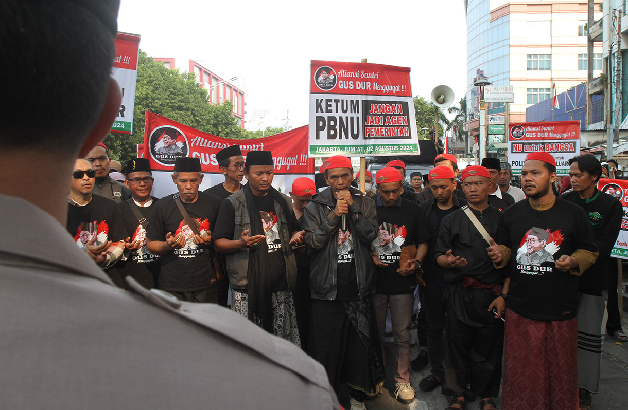 Aliansi Santri Gus Dur berunjuk rasa di depan Kantor PBNU, Jakarta, Jumat (2/8/2024). (BeritaNasional.com/Oke Atmaja)