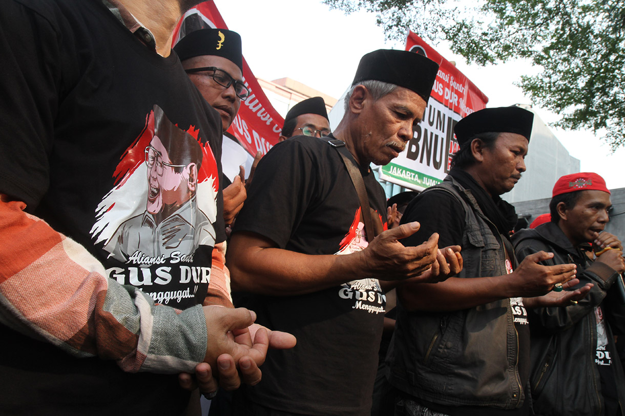 Aliansi Santri Gus Dur berunjuk rasa di depan Kantor PBNU, Jakarta, Jumat (2/8/2024). (BeritaNasional.com/Oke Atmaja)