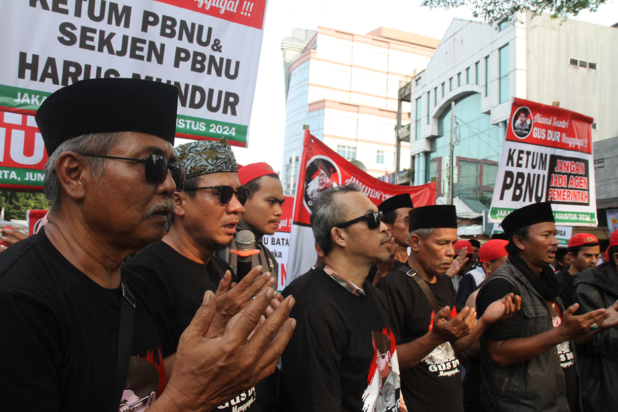 Aliansi Santri Gus Dur berunjuk rasa di depan Kantor PBNU, Jakarta, Jumat (2/8/2024). (BeritaNasional.com/Oke Atmaja)