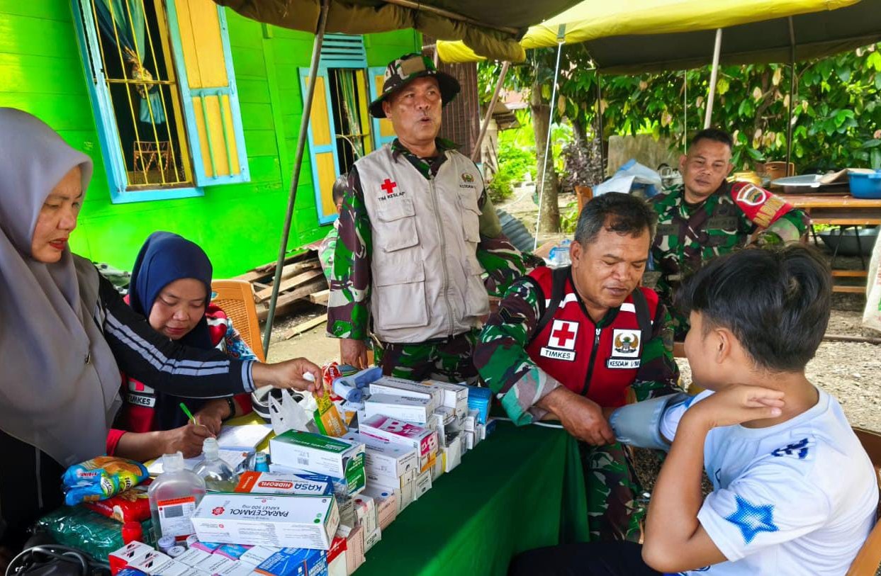 Satgas Gulbencal melayani kesehatan bagi warga Kabupaten Tapanuli Tengah yang terdampak bencana.  (BeritaNasional/Elvis/HO Dispenad)
