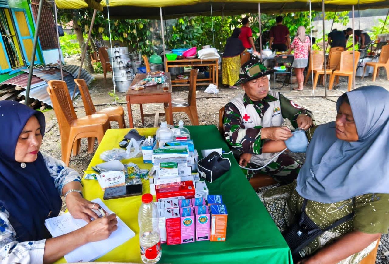 Satgas Gulbencal melayani kesehatan bagi warga Kabupaten Tapanuli Tengah yang terdampak bencana.  (BeritaNasional/Elvis/HO Dispenad)