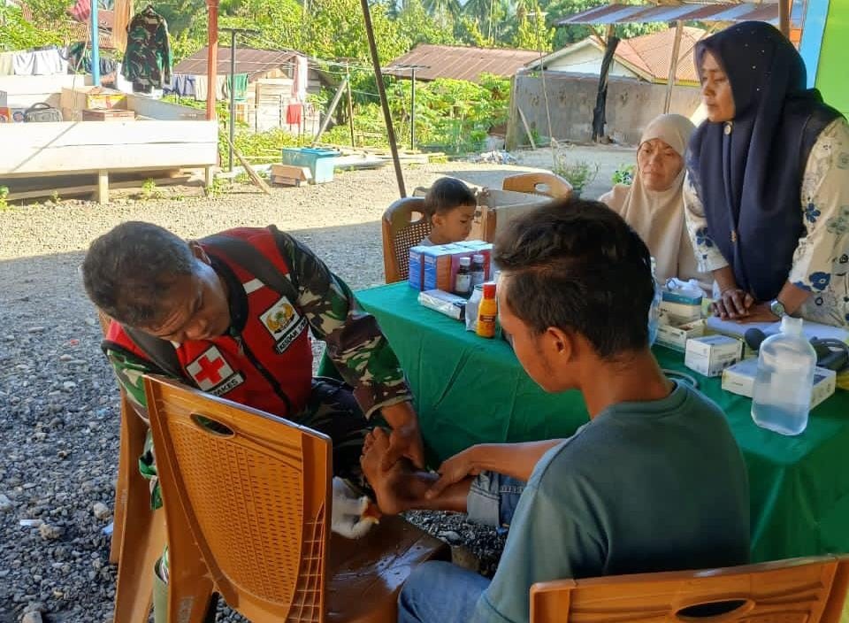 Satgas Gulbencal melayani kesehatan bagi warga Kabupaten Tapanuli Tengah yang terdampak bencana.  (BeritaNasional/Elvis/HO Dispenad)