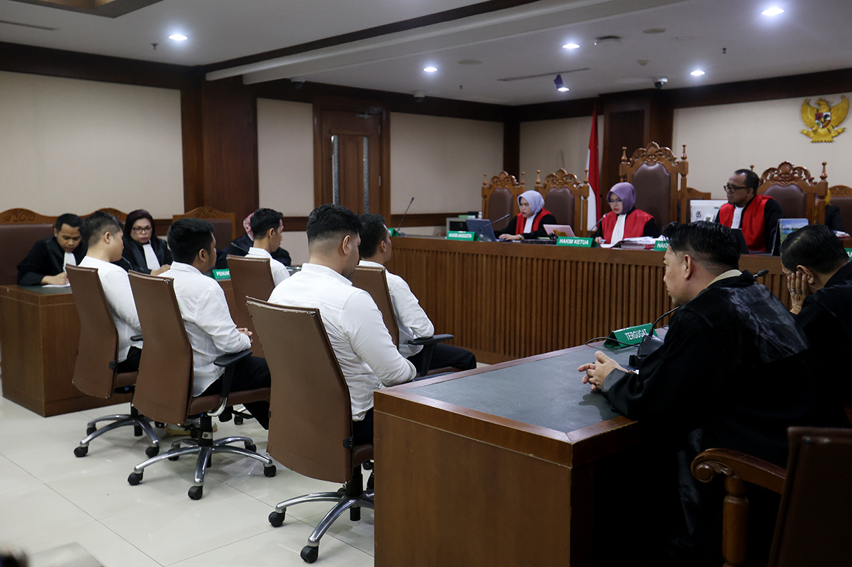 Terdakwa kasus dugaan jual beli narkotika di dalam Rutan Salemba Muhammad Akbar alias Ammar Zoni (kanan) menjalani sidang putusan di Pengadilan Negeri Jakarta Pusat, Jakarta, Kamis (23/4/2026).  (Beritanasional.com/Oke Atmaja)