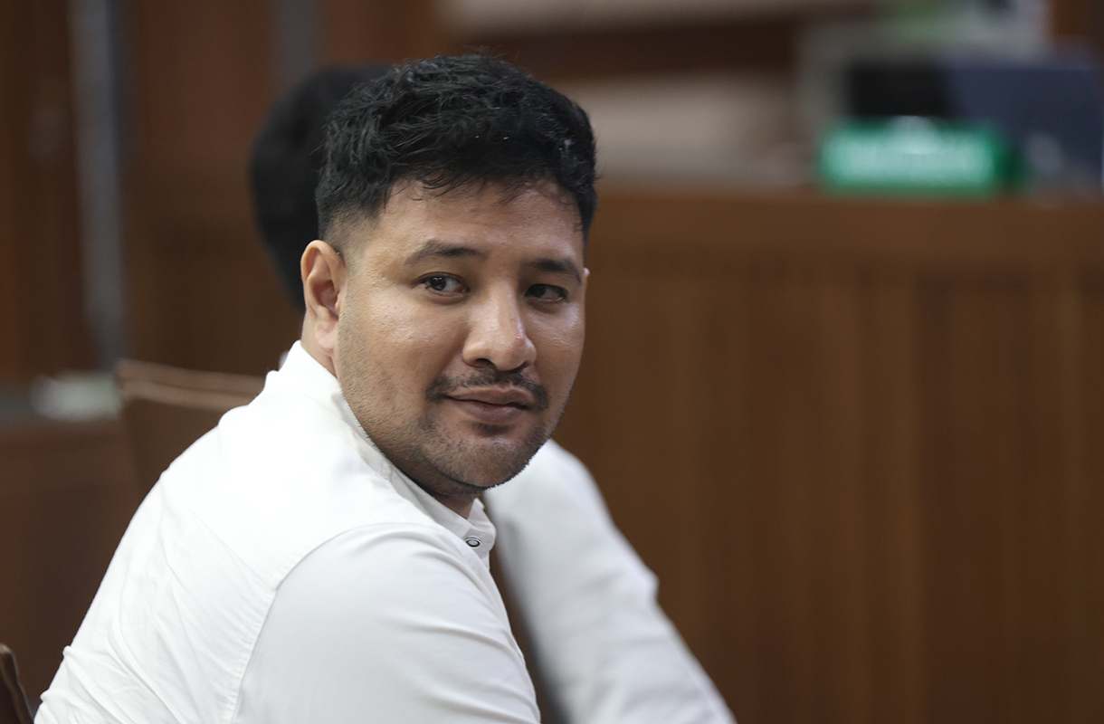 Terdakwa kasus dugaan jual beli narkotika di dalam Rutan Salemba Muhammad Akbar alias Ammar Zoni (kanan) menjalani sidang putusan di Pengadilan Negeri Jakarta Pusat, Jakarta, Kamis (23/4/2026).  (Beritanasional.com/Oke Atmaja)
