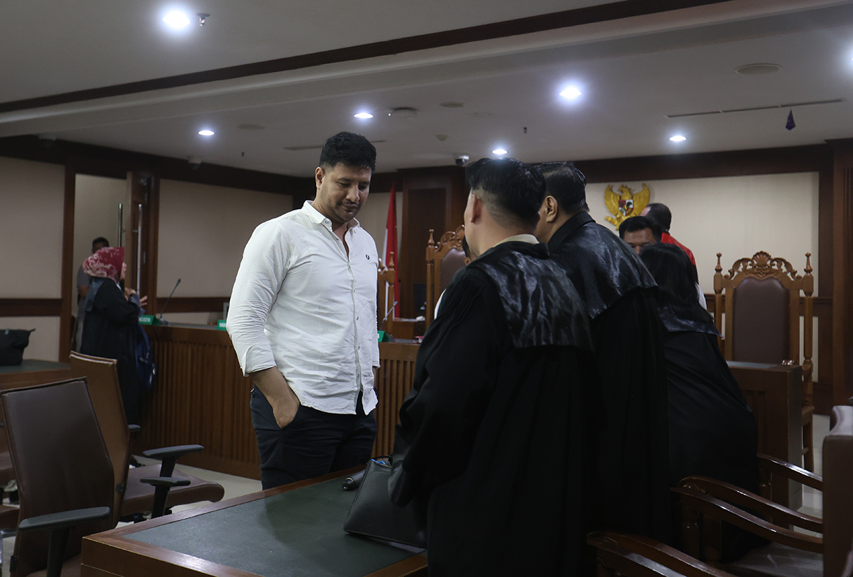 Terdakwa kasus dugaan jual beli narkotika di dalam Rutan Salemba Muhammad Akbar alias Ammar Zoni (kanan) menjalani sidang putusan di Pengadilan Negeri Jakarta Pusat, Jakarta, Kamis (23/4/2026).  (Beritanasional.com/Oke Atmaja)