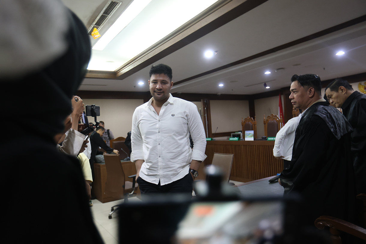Terdakwa kasus dugaan jual beli narkotika di dalam Rutan Salemba Muhammad Akbar alias Ammar Zoni (kanan) menjalani sidang putusan di Pengadilan Negeri Jakarta Pusat, Jakarta, Kamis (23/4/2026).  (Beritanasional.com/Oke Atmaja)