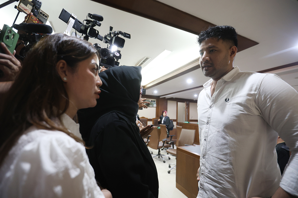 Terdakwa kasus dugaan jual beli narkotika di dalam Rutan Salemba Muhammad Akbar alias Ammar Zoni (kanan) menjalani sidang putusan di Pengadilan Negeri Jakarta Pusat, Jakarta, Kamis (23/4/2026).  (Beritanasional.com/Oke Atmaja)