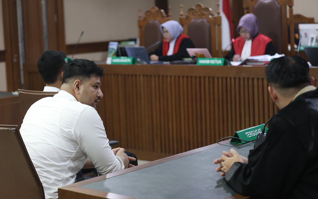 Terdakwa kasus dugaan jual beli narkotika di dalam Rutan Salemba Muhammad Akbar alias Ammar Zoni (kanan) menjalani sidang putusan di Pengadilan Negeri Jakarta Pusat, Jakarta, Kamis (23/4/2026).  (Beritanasional.com/Oke Atmaja)