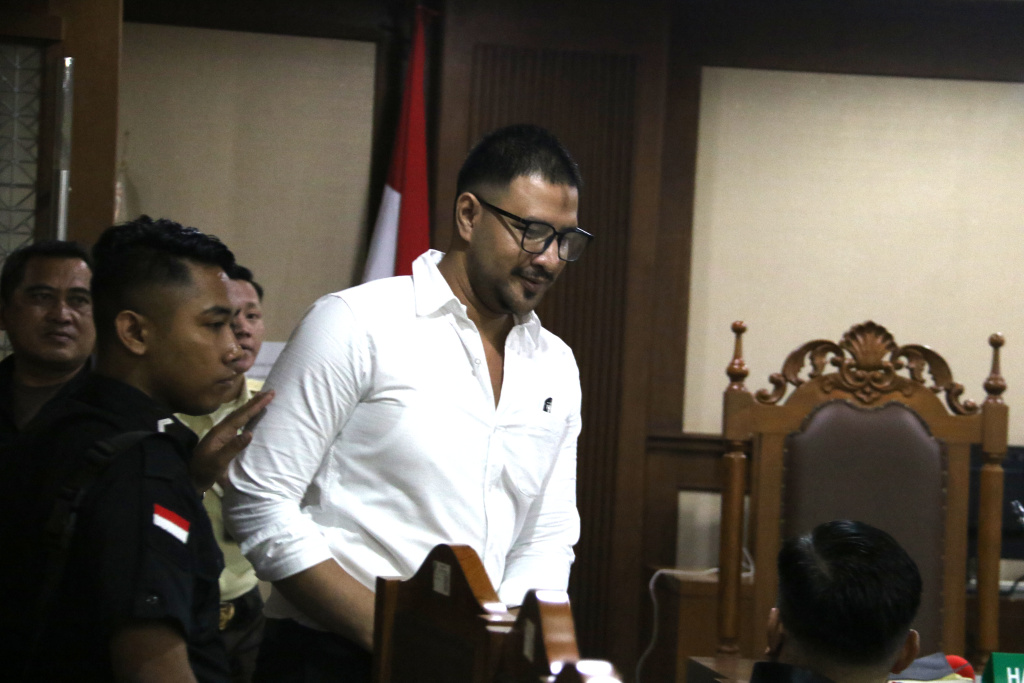 Terdakwa kasus peredaran narkotika di dalam Rutan Salemba Ammar Zoni menyapa pendukungnya sebelum dimulainya sidang lanjutan di Pengadilan Negeri Jakarta Pusat, Jakarta, Kamis (8/1/2026). (Beritanasional.com/Oke Atmaja)