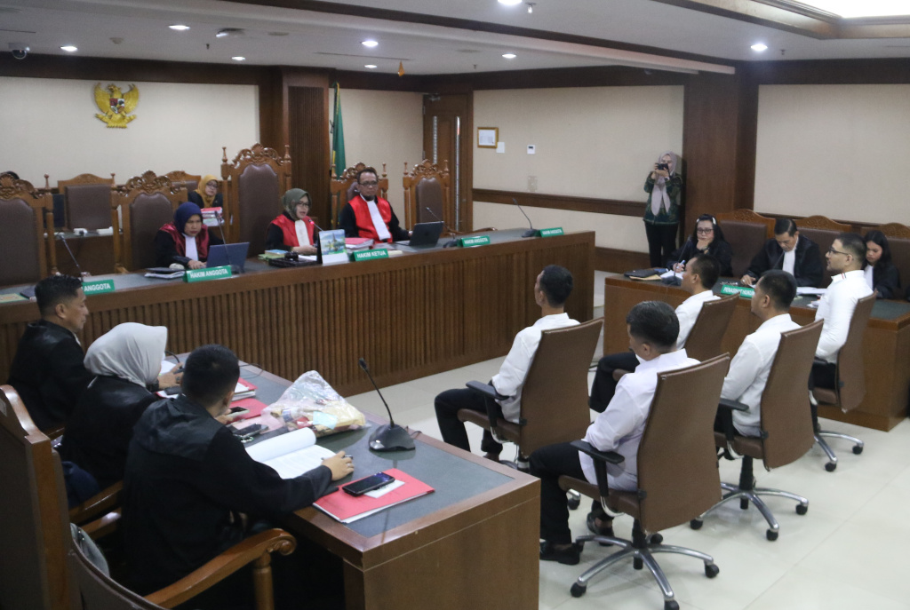 Terdakwa kasus peredaran narkotika di dalam Rutan Salemba Ammar Zoni menyapa pendukungnya sebelum dimulainya sidang lanjutan di Pengadilan Negeri Jakarta Pusat, Jakarta, Kamis (8/1/2026). (Beritanasional.com/Oke Atmaja)