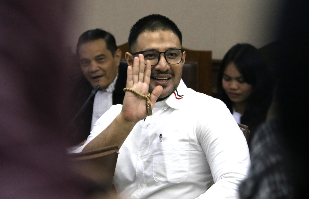 Terdakwa kasus peredaran narkotika di dalam Rutan Salemba Ammar Zoni menyapa pendukungnya sebelum dimulainya sidang lanjutan di Pengadilan Negeri Jakarta Pusat, Jakarta, Kamis (8/1/2026). (Beritanasional.com/Oke Atmaja)
