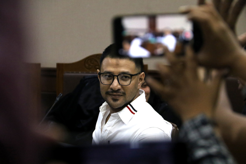 Terdakwa kasus peredaran narkotika di dalam Rutan Salemba Ammar Zoni menyapa pendukungnya sebelum dimulainya sidang lanjutan di Pengadilan Negeri Jakarta Pusat, Jakarta, Kamis (8/1/2026). (Beritanasional.com/Oke Atmaja)