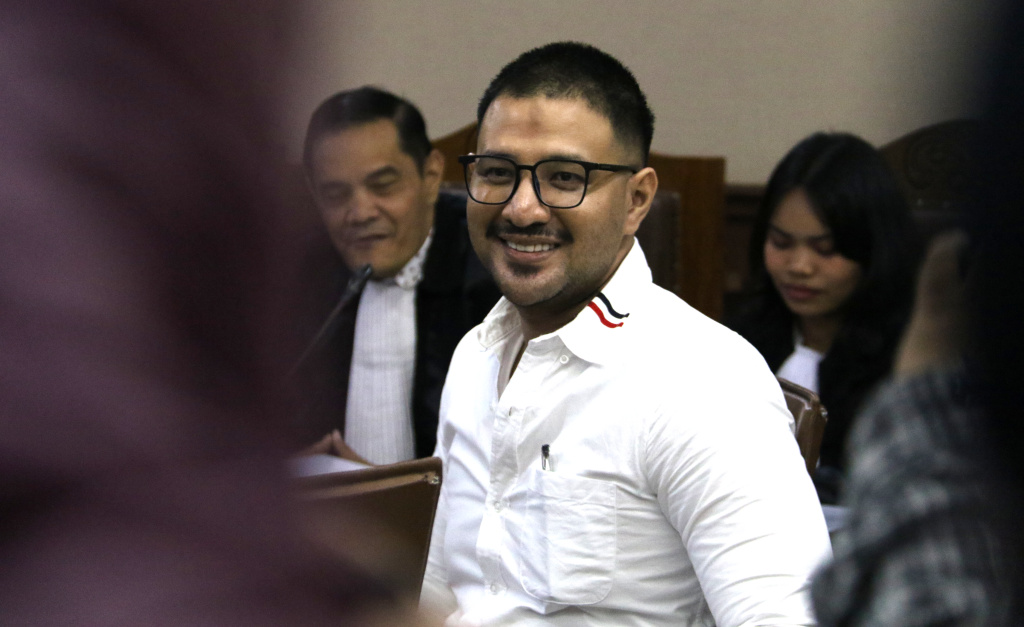 Terdakwa kasus peredaran narkotika di dalam Rutan Salemba Ammar Zoni menyapa pendukungnya sebelum dimulainya sidang lanjutan di Pengadilan Negeri Jakarta Pusat, Jakarta, Kamis (8/1/2026). (Beritanasional.com/Oke Atmaja)