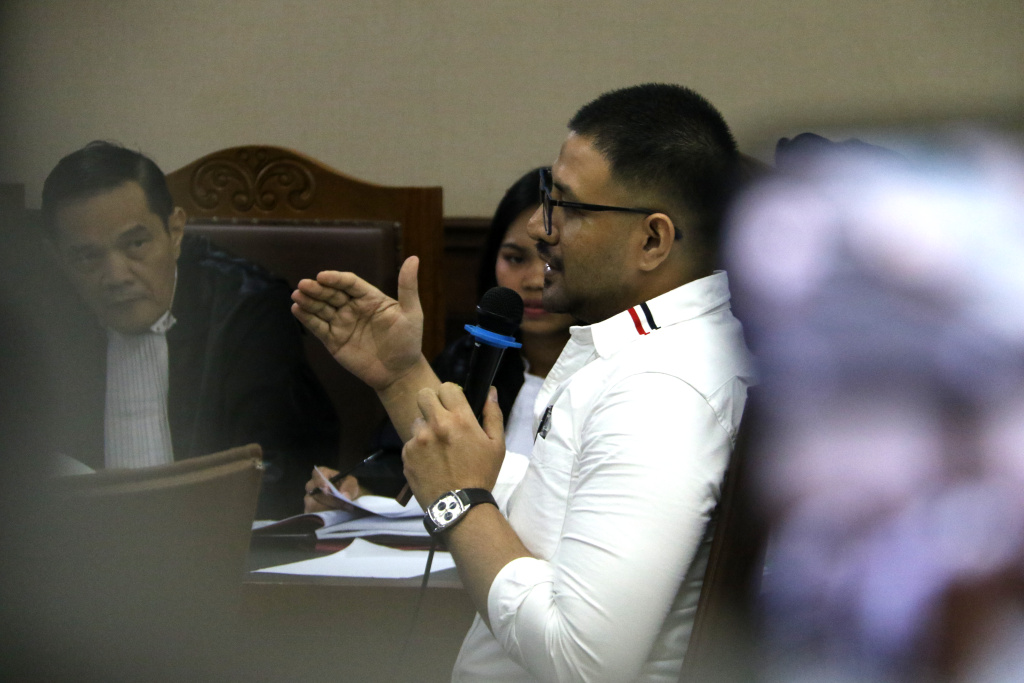 Terdakwa kasus peredaran narkotika di dalam Rutan Salemba Ammar Zoni menyapa pendukungnya sebelum dimulainya sidang lanjutan di Pengadilan Negeri Jakarta Pusat, Jakarta, Kamis (8/1/2026). (Beritanasional.com/Oke Atmaja)