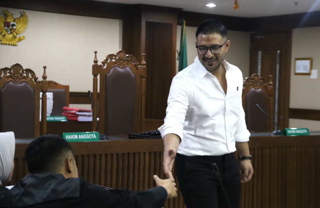 Terdakwa kasus peredaran narkotika di dalam Rutan Salemba Ammar Zoni menyapa pendukungnya sebelum dimulainya sidang lanjutan di Pengadilan Negeri Jakarta Pusat, Jakarta, Kamis (8/1/2026). (Beritanasional.com/Oke Atmaja)