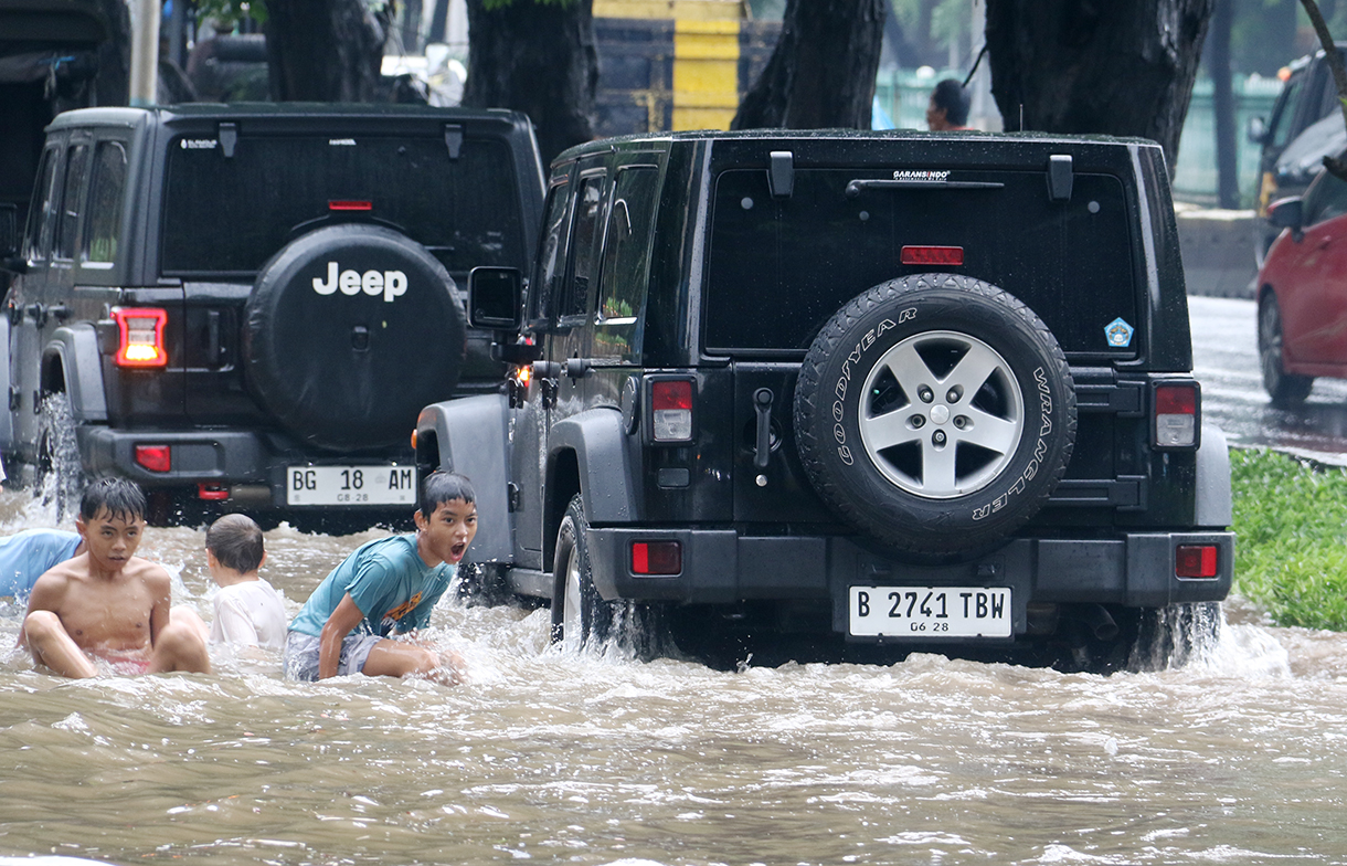 Genangan air yang membanjiri jalan sekitar Cempaka Putih, Jakarta. (Beritanasional.com/Oke Atmaja)
