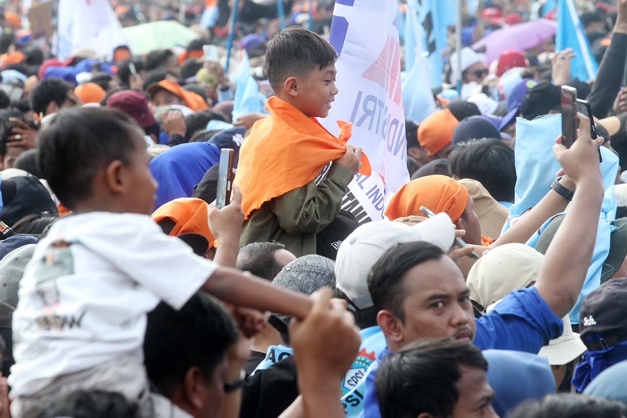 Buruh membawa anaknya saat peringati hari buruh di Lapangan Monas, Jakarta Pusat, Kamis (1/5/2025).(Beritanasional.com/Oke Atmaja)