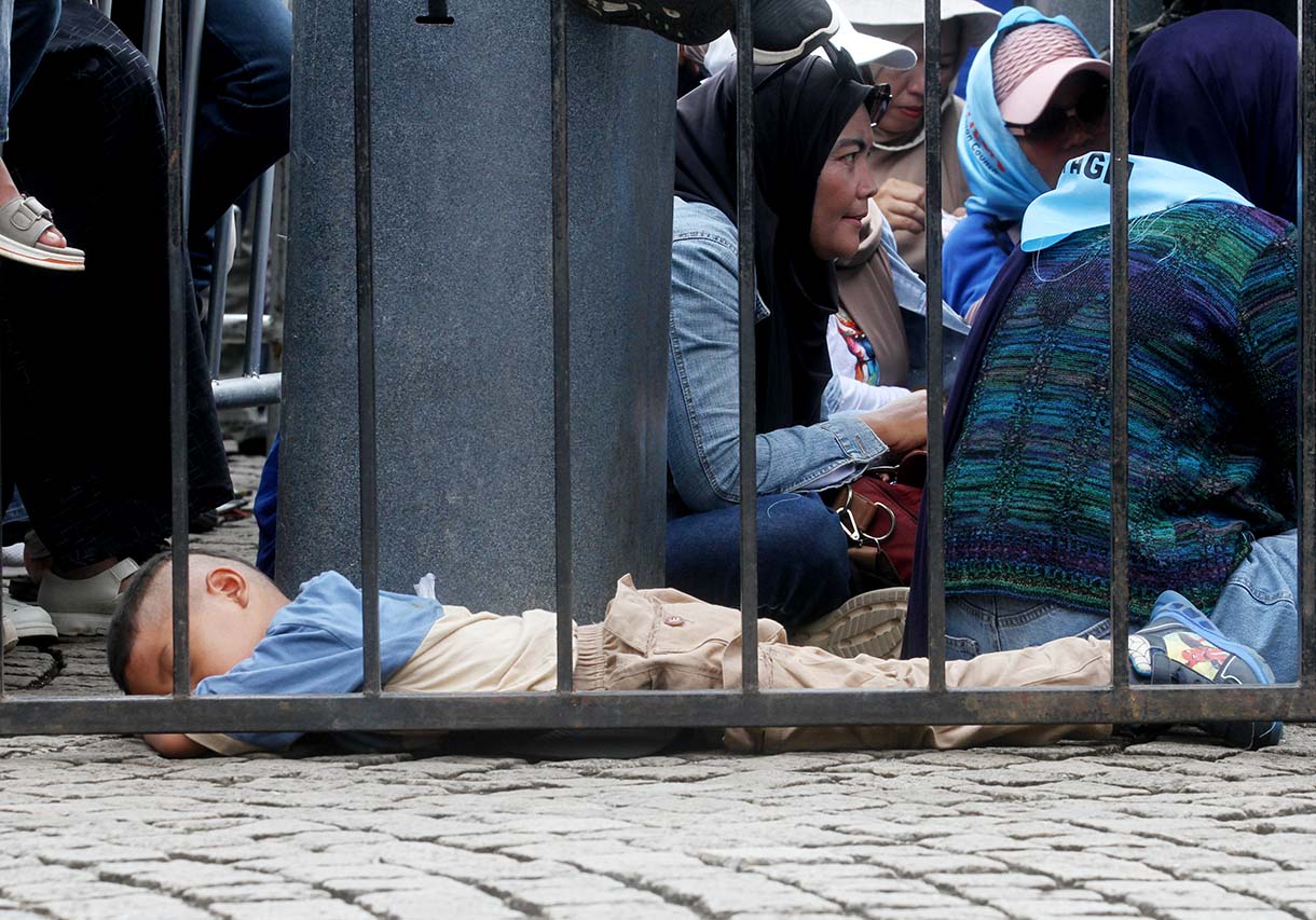 Buruh membawa anaknya saat peringati hari buruh di Lapangan Monas, Jakarta Pusat, Kamis (1/5/2025).(Beritanasional.com/Oke Atmaja)