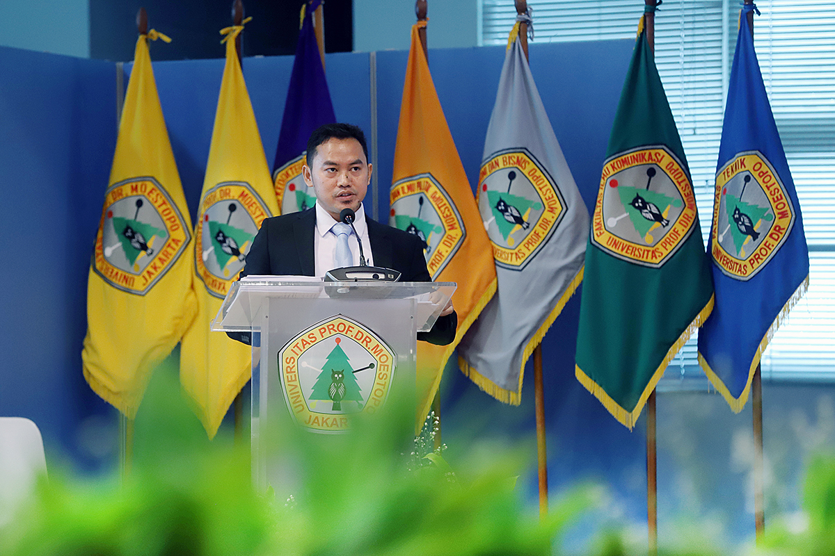 Anak Petani Raih Gelar Doktor (Cumlaude) Ketua Koordinatoriat Wartawan Parlemen (KWP) Ariawan resmi meraih gelar Doktor Administrasi Publik dari Universitas Prof. Dr. Moestopo (Beragama). (BeritaNasional/Elvis Sendouw)