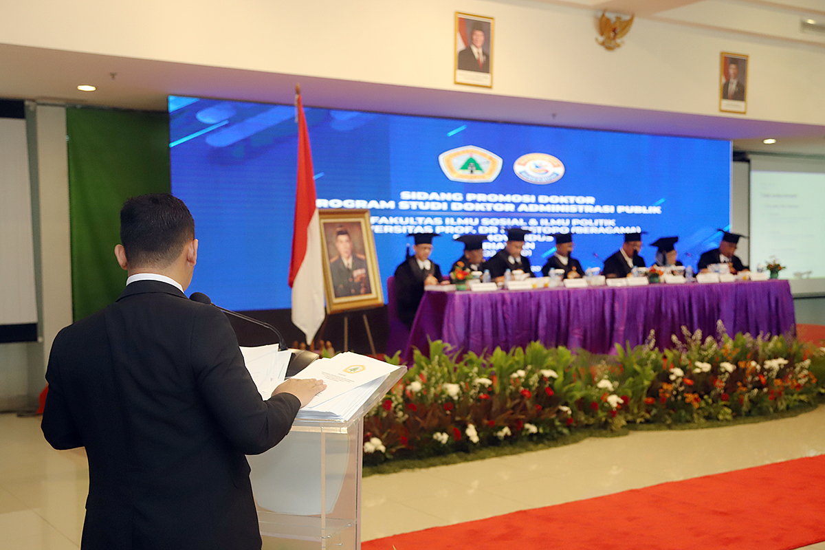Anak Petani Raih Gelar Doktor (Cumlaude) Ketua Koordinatoriat Wartawan Parlemen (KWP) Ariawan resmi meraih gelar Doktor Administrasi Publik dari Universitas Prof. Dr. Moestopo (Beragama). (BeritaNasional/Elvis Sendouw)