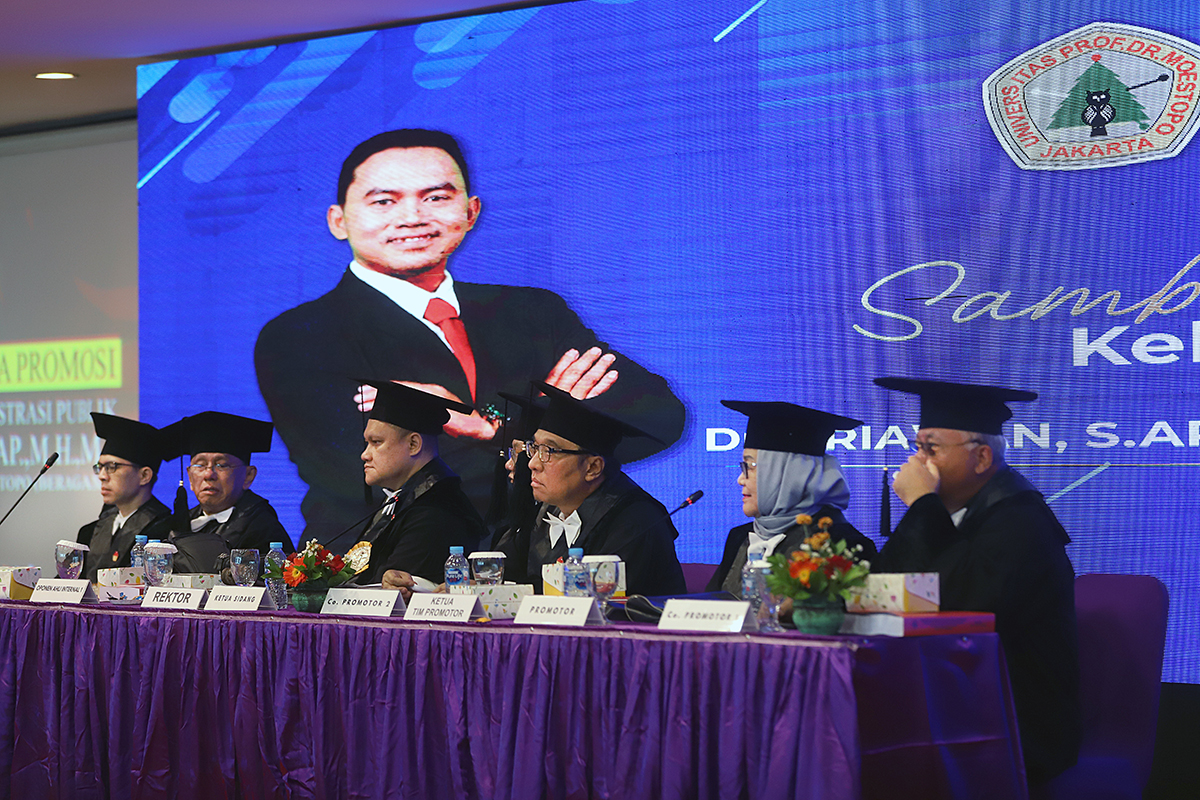 Anak Petani Raih Gelar Doktor (Cumlaude) Ketua Koordinatoriat Wartawan Parlemen (KWP) Ariawan resmi meraih gelar Doktor Administrasi Publik dari Universitas Prof. Dr. Moestopo (Beragama). (BeritaNasional/Elvis Sendouw)