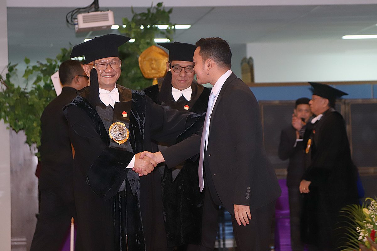 Anak Petani Raih Gelar Doktor (Cumlaude) Ketua Koordinatoriat Wartawan Parlemen (KWP) Ariawan resmi meraih gelar Doktor Administrasi Publik dari Universitas Prof. Dr. Moestopo (Beragama). (BeritaNasional/Elvis Sendouw)