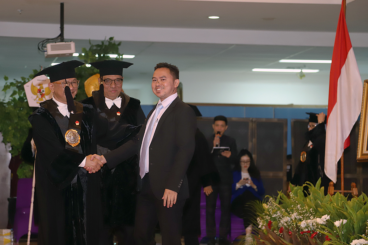 Anak Petani Raih Gelar Doktor (Cumlaude) Ketua Koordinatoriat Wartawan Parlemen (KWP) Ariawan resmi meraih gelar Doktor Administrasi Publik dari Universitas Prof. Dr. Moestopo (Beragama). (BeritaNasional/Elvis Sendouw)