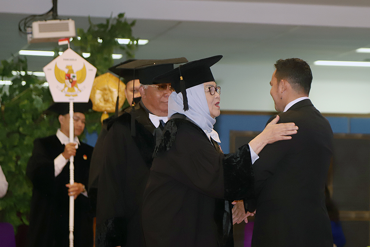 Anak Petani Raih Gelar Doktor (Cumlaude) Ketua Koordinatoriat Wartawan Parlemen (KWP) Ariawan resmi meraih gelar Doktor Administrasi Publik dari Universitas Prof. Dr. Moestopo (Beragama). (BeritaNasional/Elvis Sendouw)