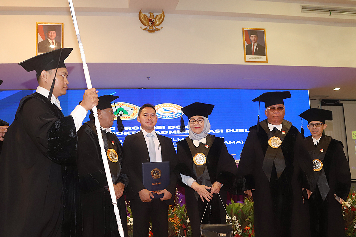 Anak Petani Raih Gelar Doktor (Cumlaude) Ketua Koordinatoriat Wartawan Parlemen (KWP) Ariawan resmi meraih gelar Doktor Administrasi Publik dari Universitas Prof. Dr. Moestopo (Beragama). (BeritaNasional/Elvis Sendouw)