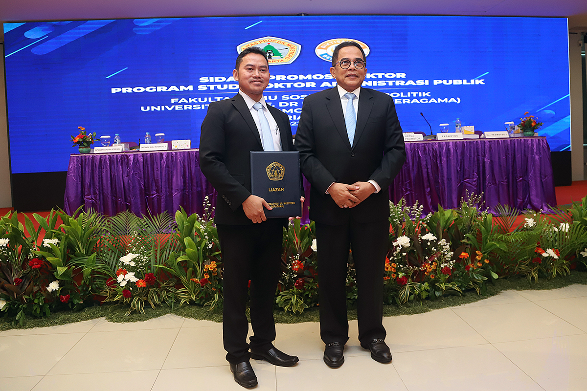 Anak Petani Raih Gelar Doktor (Cumlaude) Ketua Koordinatoriat Wartawan Parlemen (KWP) Ariawan resmi meraih gelar Doktor Administrasi Publik dari Universitas Prof. Dr. Moestopo (Beragama). (BeritaNasional/Elvis Sendouw)