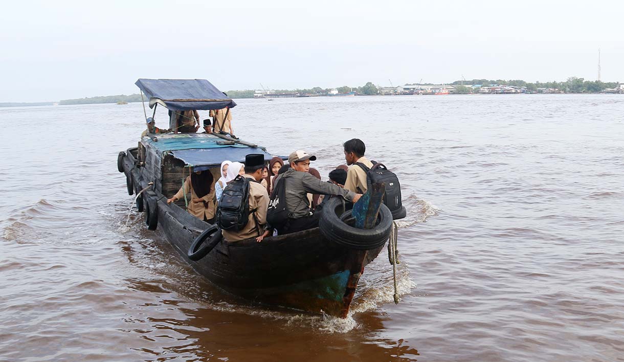 Warga Kuala Selat, Indragiri Hilir, Riau, merawat bibit mangrove di sekitar kebun kelapa yang rusak akibat abrasi laut, Kamis (25/9/2025).  (Beritanasional.com/Oke Atmaja)