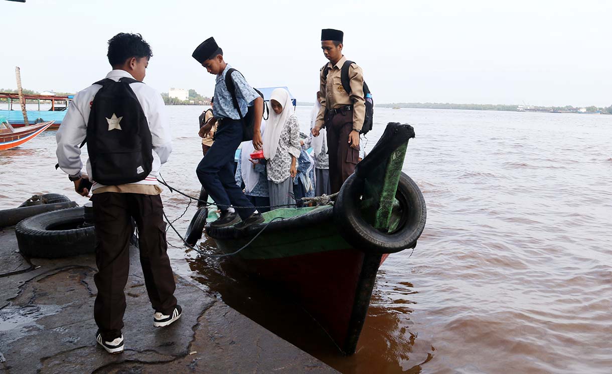 Warga Kuala Selat, Indragiri Hilir, Riau, merawat bibit mangrove di sekitar kebun kelapa yang rusak akibat abrasi laut, Kamis (25/9/2025).  (Beritanasional.com/Oke Atmaja)