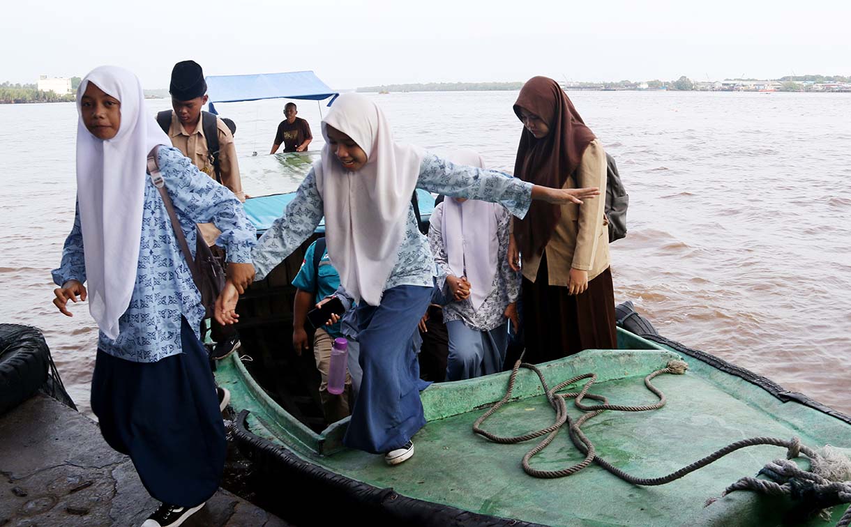 Warga Kuala Selat, Indragiri Hilir, Riau, merawat bibit mangrove di sekitar kebun kelapa yang rusak akibat abrasi laut, Kamis (25/9/2025).  (Beritanasional.com/Oke Atmaja)