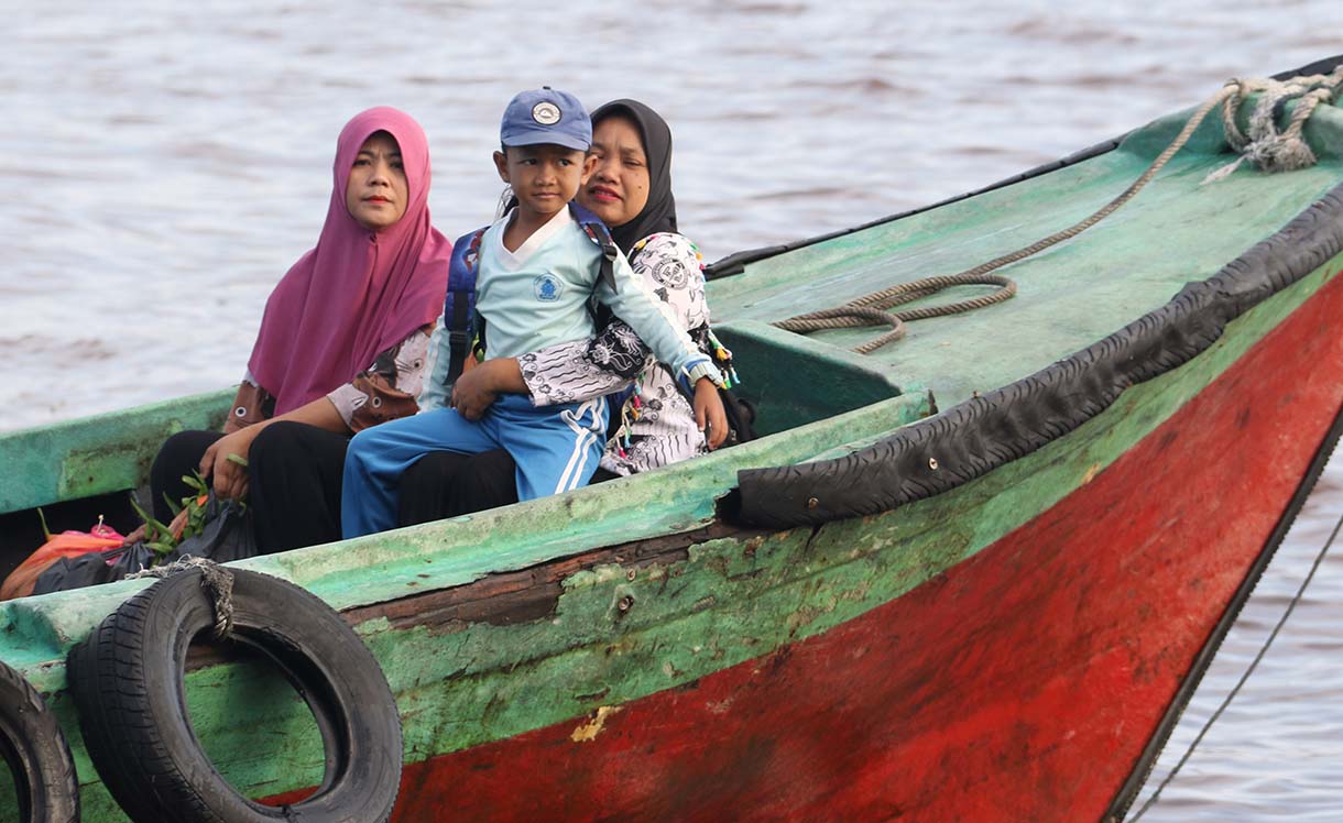 Warga Kuala Selat, Indragiri Hilir, Riau, merawat bibit mangrove di sekitar kebun kelapa yang rusak akibat abrasi laut, Kamis (25/9/2025).  (Beritanasional.com/Oke Atmaja)