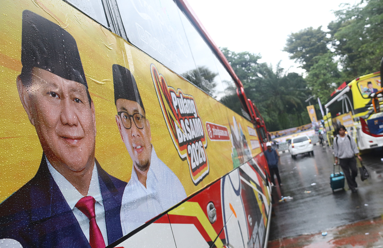 Wakil Ketua Komisi VI DPR RI, Andre Rosiade (tengah) melepas program mudik gratis “Pulang Basamo” ke Sumatera Barat di Geding DPR RI, Senayan, Jakarta Pusat, Minggu (8/3/20250).  (Beritanasional.com/Oke Atmaja)