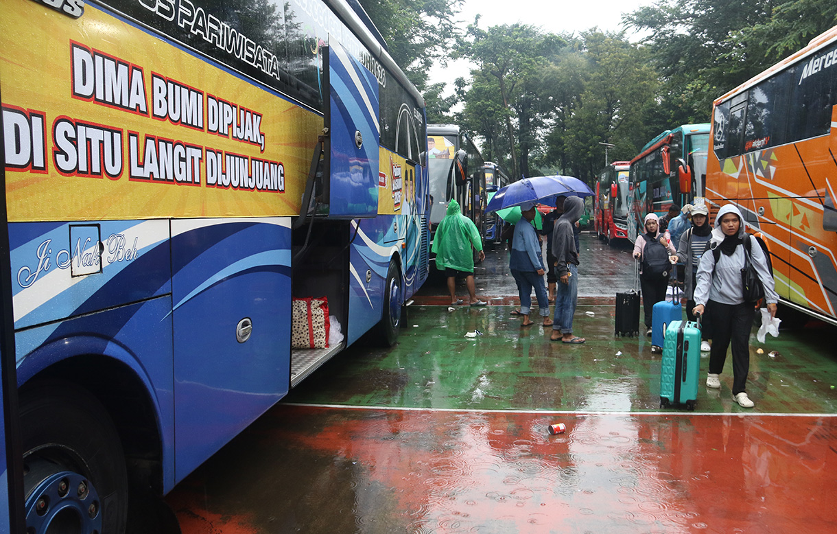 Wakil Ketua Komisi VI DPR RI, Andre Rosiade (tengah) melepas program mudik gratis “Pulang Basamo” ke Sumatera Barat di Geding DPR RI, Senayan, Jakarta Pusat, Minggu (8/3/20250).  (Beritanasional.com/Oke Atmaja)