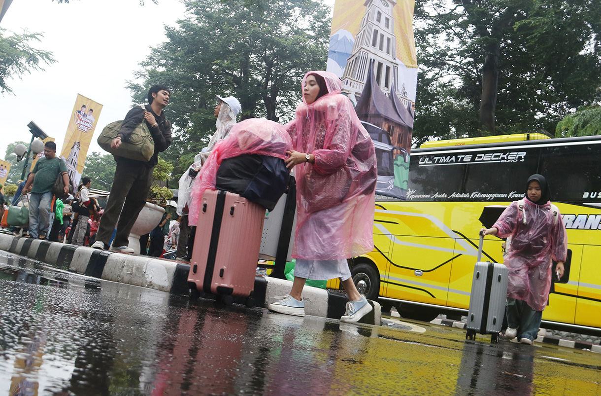 Wakil Ketua Komisi VI DPR RI, Andre Rosiade (tengah) melepas program mudik gratis “Pulang Basamo” ke Sumatera Barat di Geding DPR RI, Senayan, Jakarta Pusat, Minggu (8/3/20250).  (Beritanasional.com/Oke Atmaja)