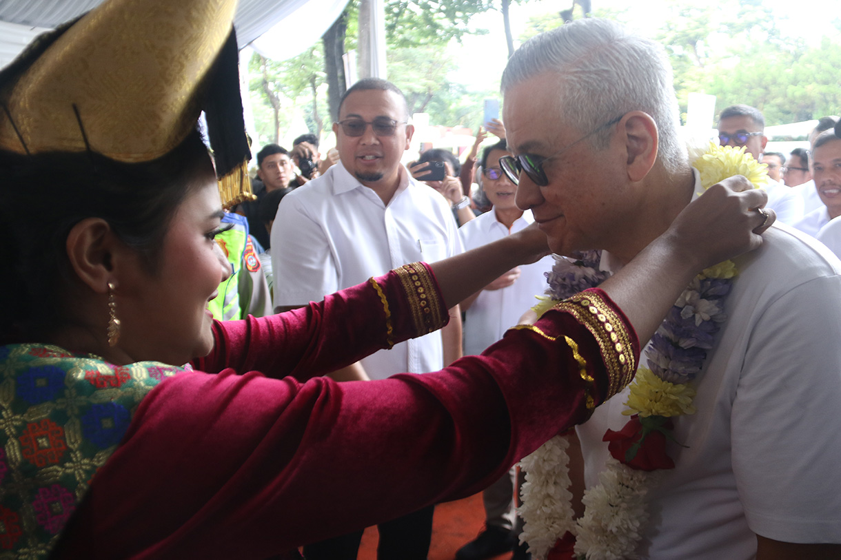 Wakil Ketua Komisi VI DPR RI, Andre Rosiade (tengah) melepas program mudik gratis “Pulang Basamo” ke Sumatera Barat di Geding DPR RI, Senayan, Jakarta Pusat, Minggu (8/3/20250).  (Beritanasional.com/Oke Atmaja)