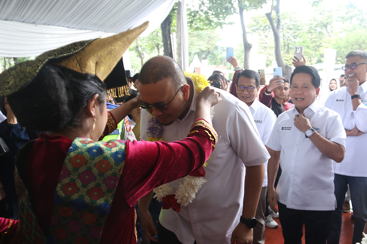 Wakil Ketua Komisi VI DPR RI, Andre Rosiade (tengah) melepas program mudik gratis “Pulang Basamo” ke Sumatera Barat di Geding DPR RI, Senayan, Jakarta Pusat, Minggu (8/3/20250).  (Beritanasional.com/Oke Atmaja)