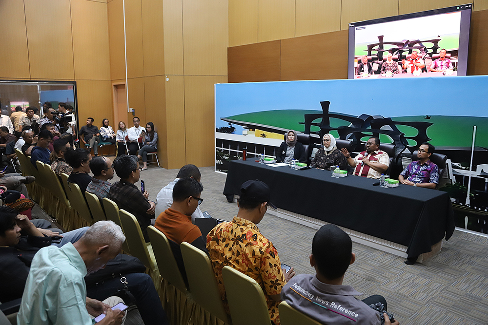 Anggota Komisi IX DPR RI Cellica Nurrachadiana: Pentingnya Kolaborasi Program CKG dan MBG untuk Menuju Generasi Emas Koordinatoriat Wartawan Parlemen (KWP) bekerja sama dengan Biro Pemberitaan DPR RI menggelar diskusi Dialektika Demokrasi Dengan tema; "CKG & Gizi Gratis: Strategi Preventif Pastikan Generasi Indonesia Emas". (BeritaNasional/Elvis Sewndouw)
