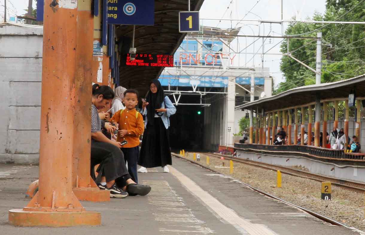 Kereta melintas di Stasiun Karet, Jakarta, Selasa(10/6/2025). (Beritanasional.com/Oke Atmaja)