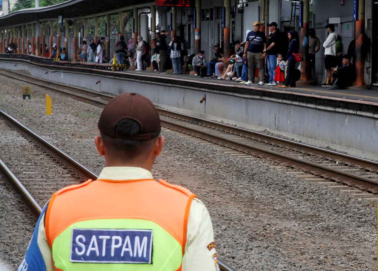Kereta melintas di Stasiun Karet, Jakarta, Selasa(10/6/2025). (Beritanasional.com/Oke Atmaja)