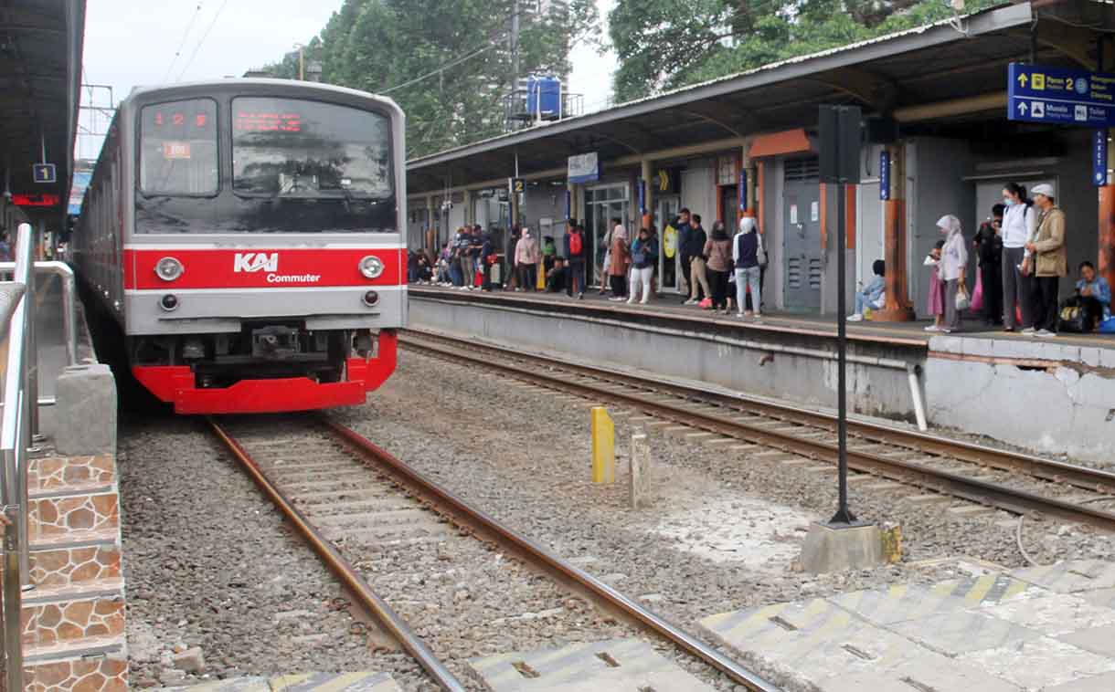 Kereta melintas di Stasiun Karet, Jakarta, Selasa(10/6/2025). (Beritanasional.com/Oke Atmaja)