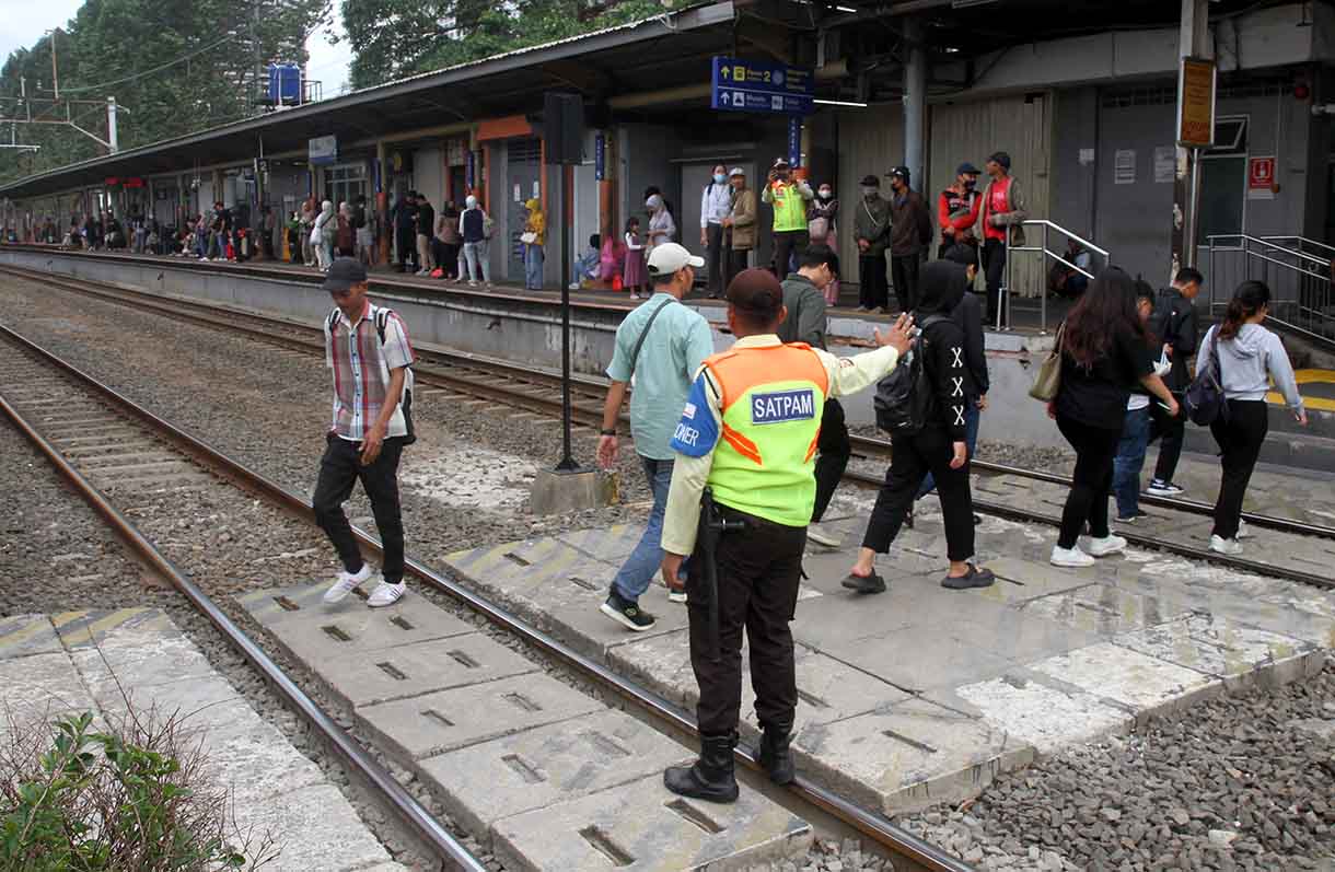 Kereta melintas di Stasiun Karet, Jakarta, Selasa(10/6/2025). (Beritanasional.com/Oke Atmaja)